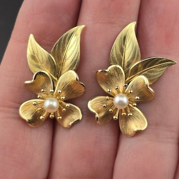 Vintage Krementz Gold-Tone Dogwood Flower Pearl & Leaves Clip-On Earrings - Picture 4 of 7